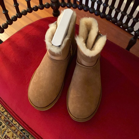 UGG Mini Brooch Boots. Sz 9 - Picture 1 of 4